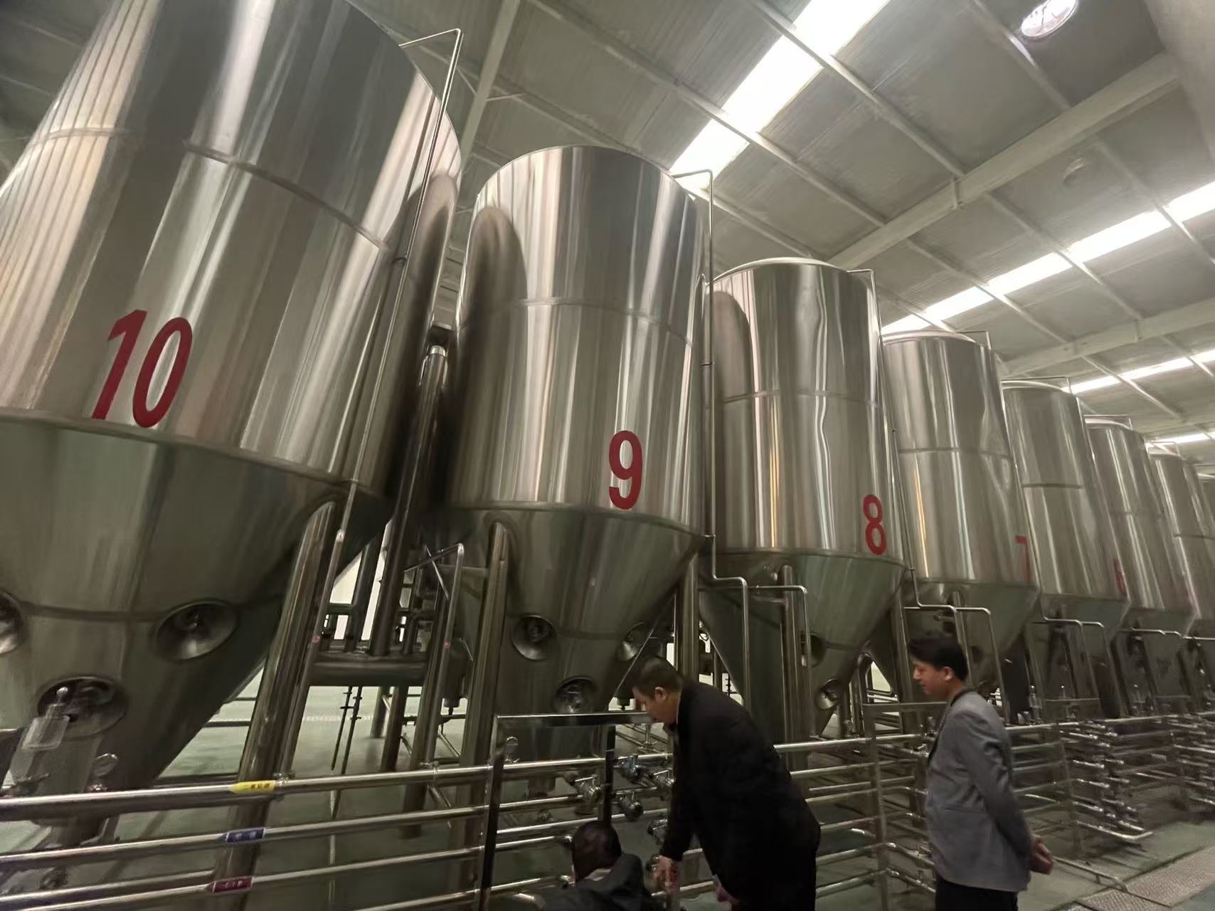 吴川精酿啤酒设备厂—平面布置、设备设计、制造、调试、培训等一条龙服务